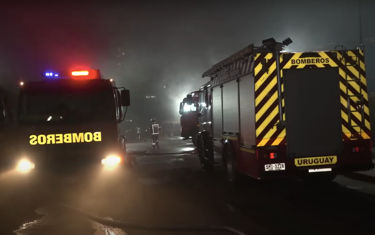 Junta reconocerá a bomberos que trabajaron en el incendio de Punta Shopping