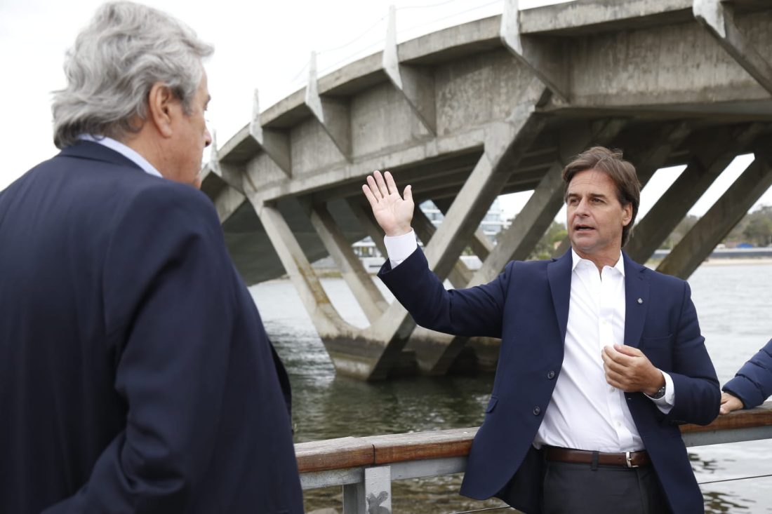 Lacalle y Antía recorrieron puente afectado en La Barra