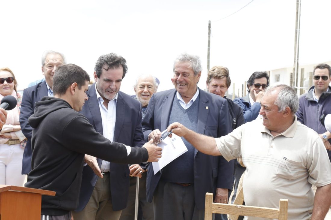 Comenzó la entrega a realojados de Kennedy y la demolición de viviendas en el asentamiento