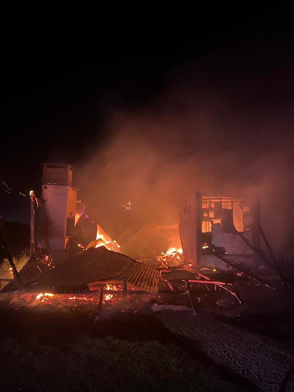 Bomberos de San Carlos trabajaron esta madrugada para apagar un incendio en una barbacoa