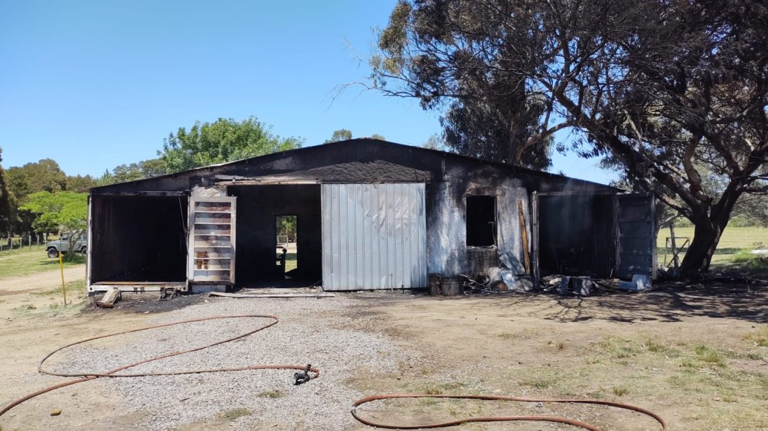 Bomberos controló incendio que afectó un depósito