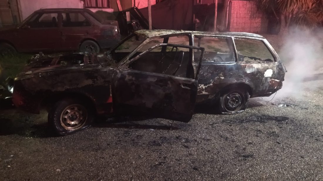 Investigan un incendio intencional que consumió un vehículo en San Carlos