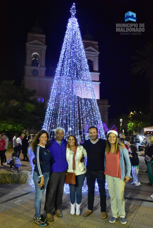 Encendieron las luces del árbol navideño de Maldonado