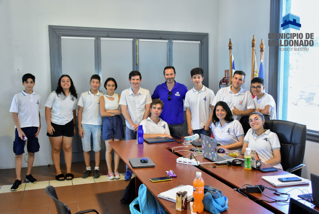 Estudiantes del liceo 4 se preparan en el Municipio de Maldonado para una competencia en la NASA