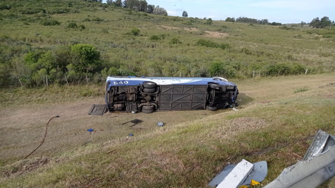 Una menor perdió la vida esta tarde cuando volcó un ómnibus en Maldonado