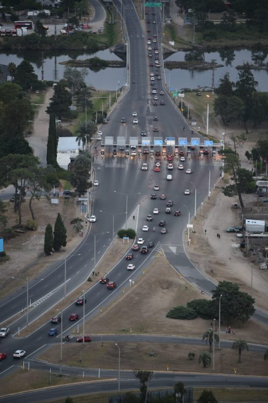 Sin accidentes importantes, miles de vehículos circularon este domingo por los peajes