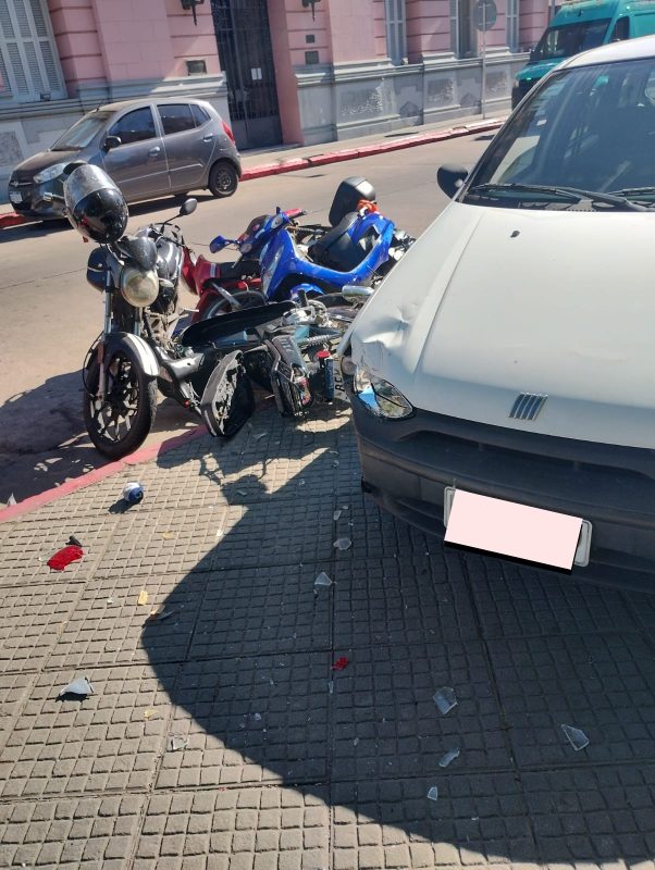 Un hombre terminó fracturado al ser embestido por un auto