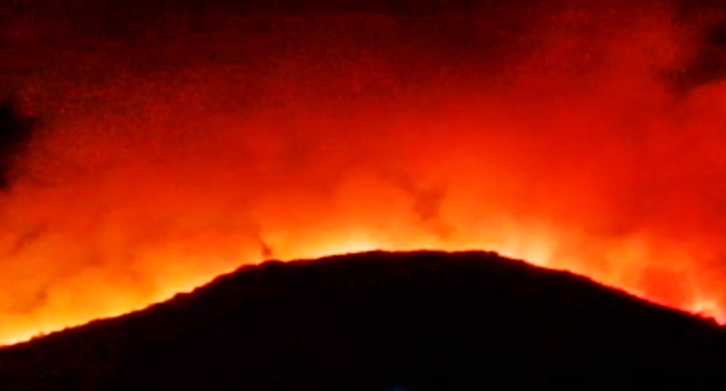 Bomberos combaten un importante incendio en Cerro del Toro