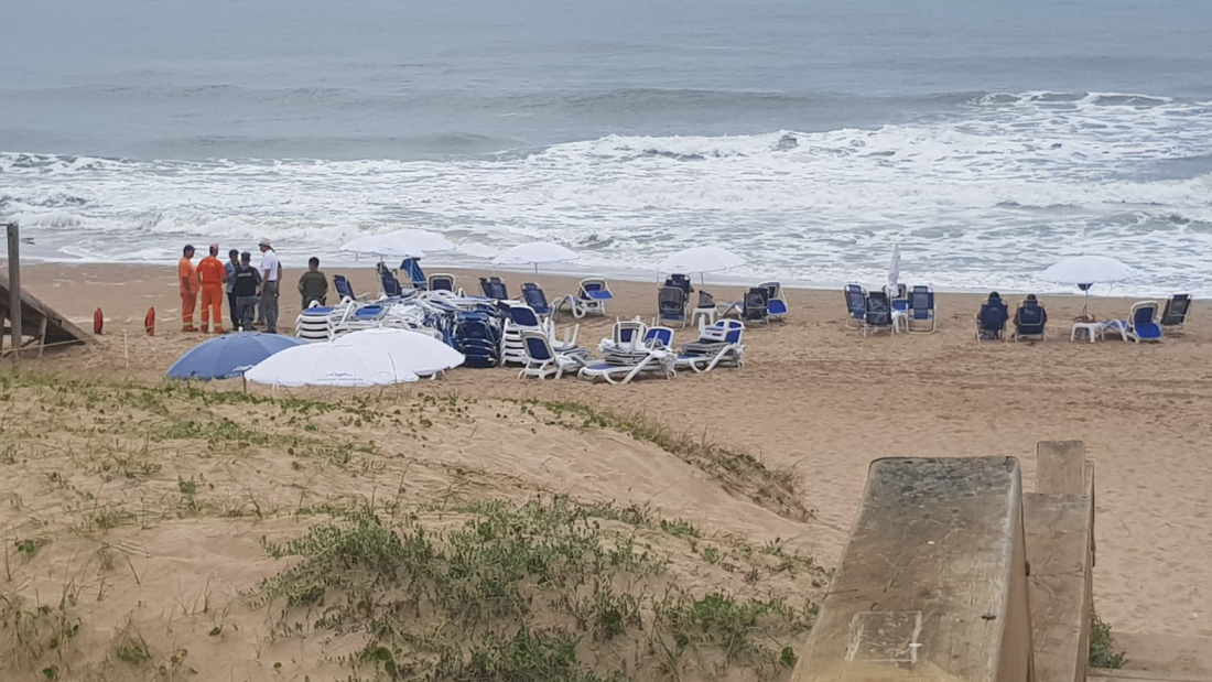 Intendencia ha incautado tres camiones de sombrillas en playas. Estas son las multas que tienen que pagar los edificios