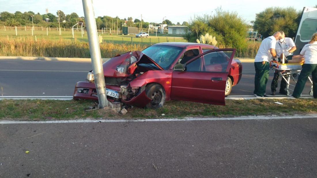 Fractura de tobillo sufrió el conductor que perdió el dominio de su auto en San Carlos y chocó contra una columna