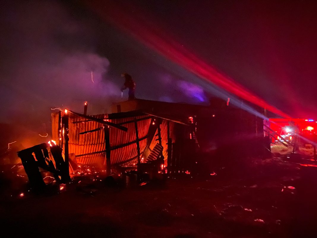 Una casa tomó fuego en Ruta 9 y también afectó a un auto
