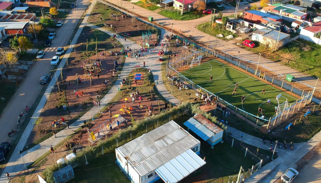 Inauguraron plaza del barrio Hipódromo con juegos y cancha de pasto sintético