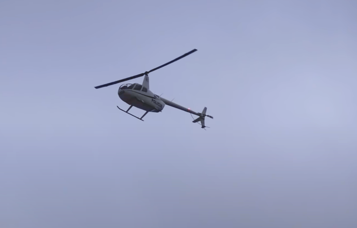 Helicóptero, móviles, y decenas de policías en operativo buscando pruebas de un homicidio en Maldonado