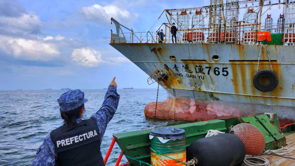 Esto fue lo que encontraron en el buque desde el que un hombre pidió ayuda en un papel adentro de una botella que llegó a Portezuelo