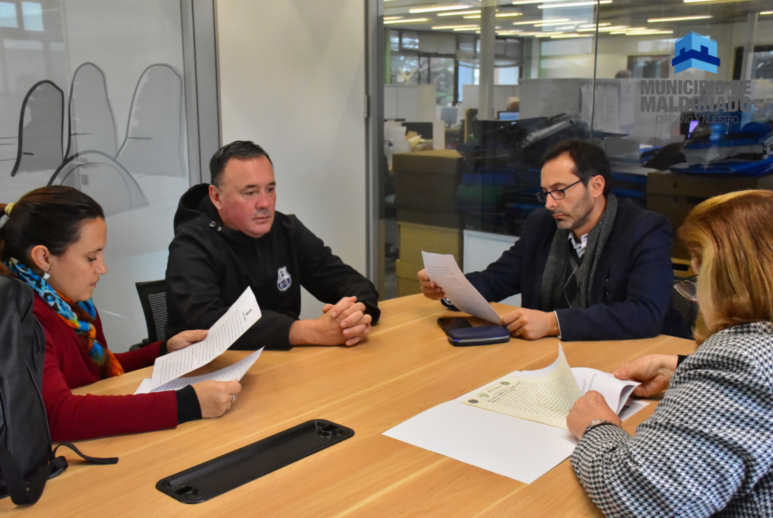 Con la mediación del alcalde Rapetti el club de baby fútbol Fair Play consigue regularizar su  espacio de trabajo en el barrio Lausana