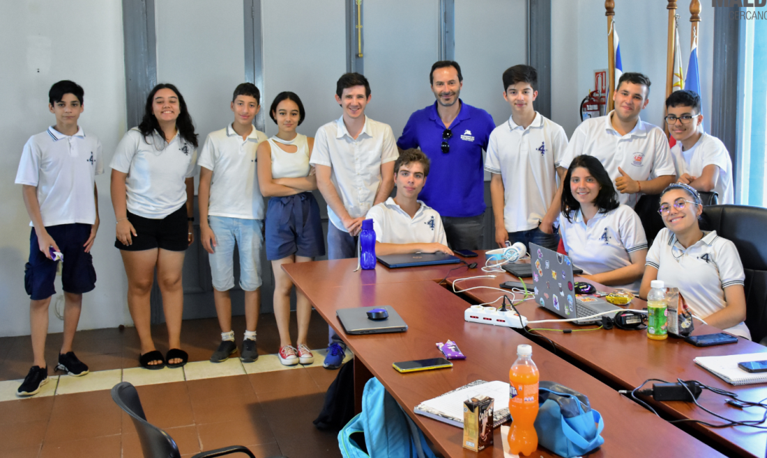 Estudiantes y padres del liceo 4 concurrieron al Municipio de Maldonado a compartir otro logro del grupo que participa en  la competencia de la NASA