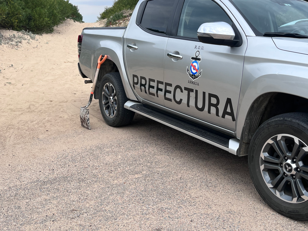 Una mujer falleció ahogada en Punta Negra; policías que intentaron rescatarla también debieron ser asistidos