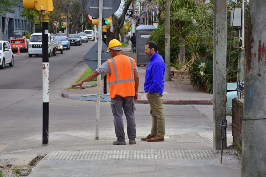 Rapetti recorrió obras de veredas en Avenida Lavalleja y pidió disculpas y paciencia