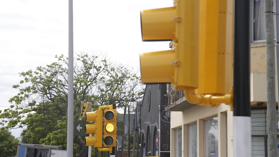 Están operativos los nuevos semáforos en la Avenida Lavalleja