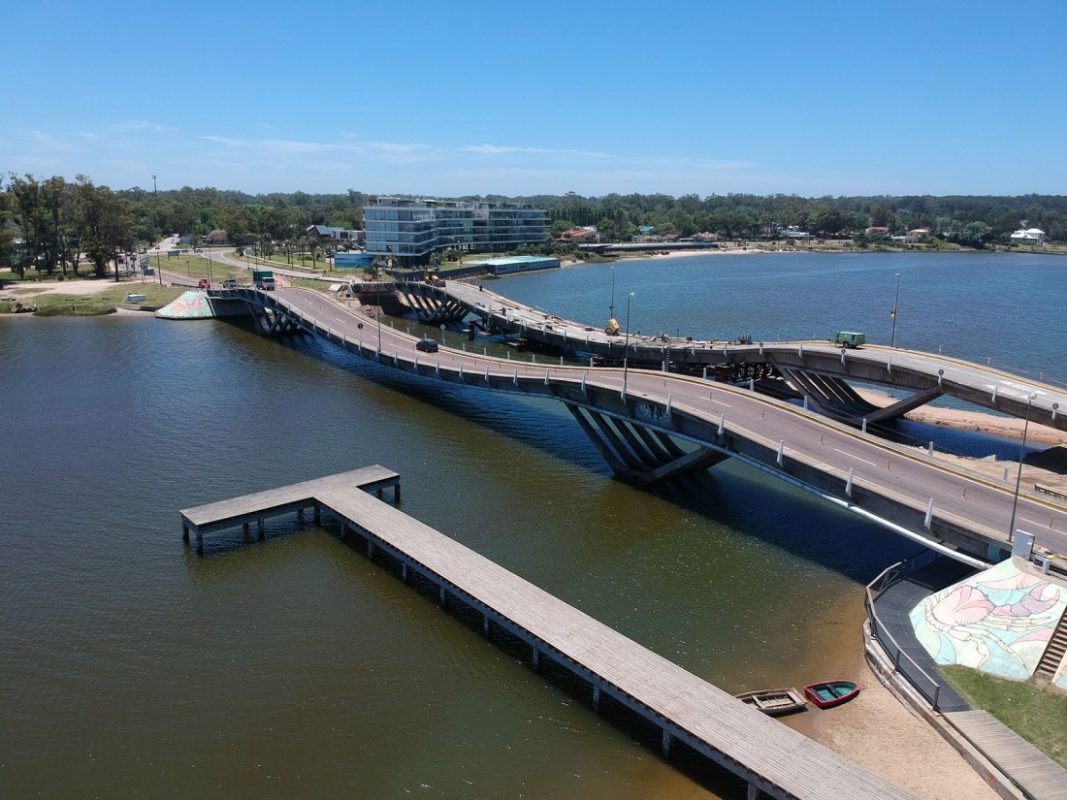 Un hombre murió después de tirarse desde el puente de La Barra