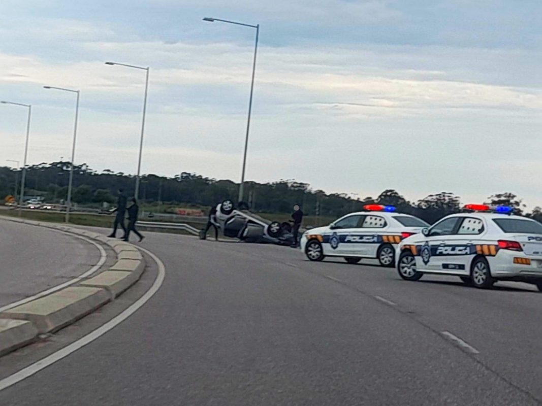 Un auto volcó esta tarde en la Perimetral