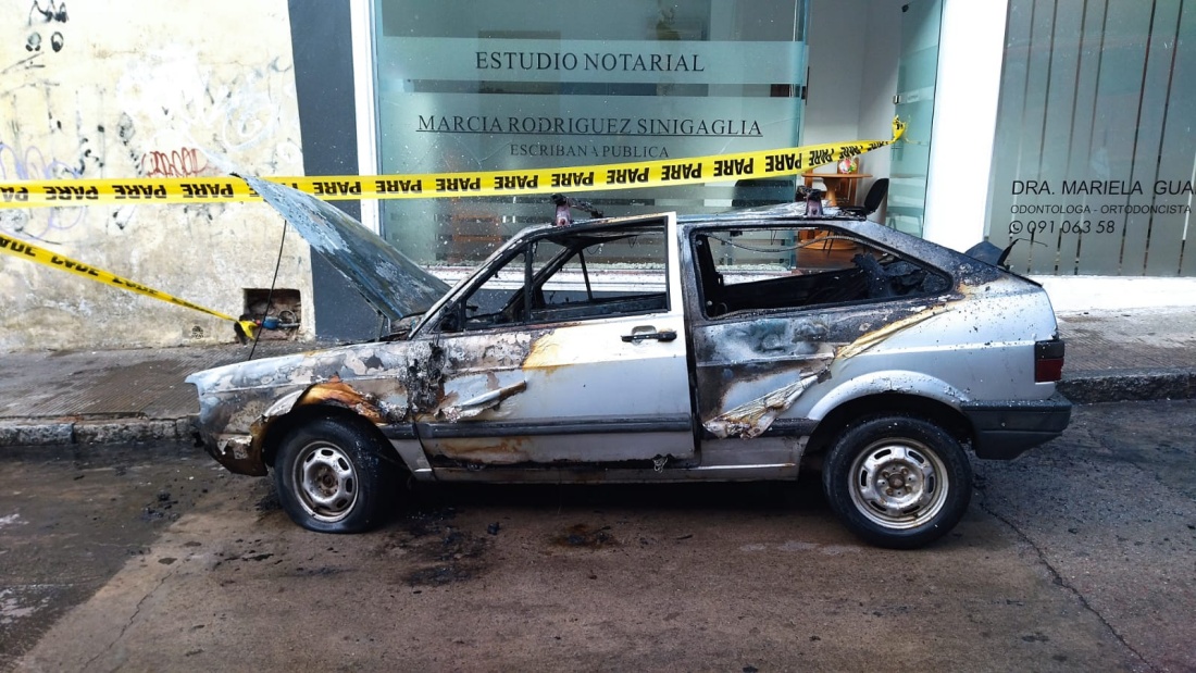 Incendio en un auto causó pérdidas totales y afectó el vidrio de un local