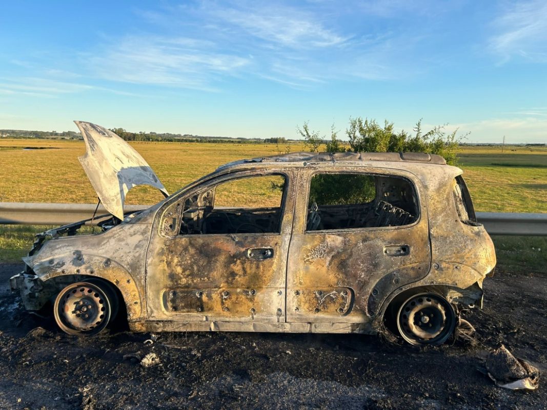 Un auto se incendio en Ruta 39