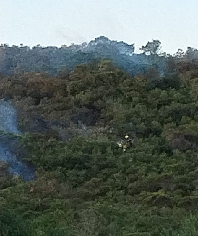 Varias dotaciones de bomberos trabajan para apagar incendio en zona oeste