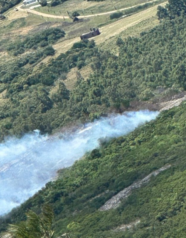 Por tercera vez se registra una columna de humo en el Cerro Pan de Azúcar