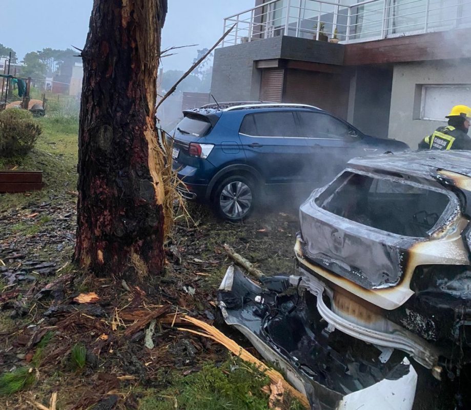 Un rayo provocó un incendio en un auto