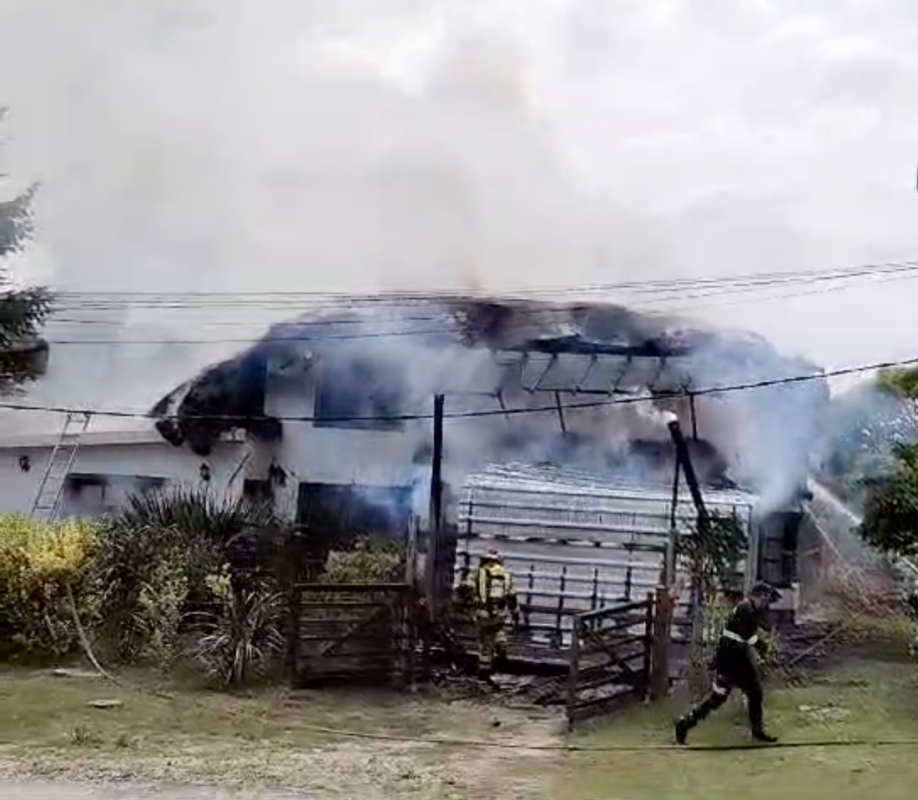 Incendio consumió una casa en Pinares
