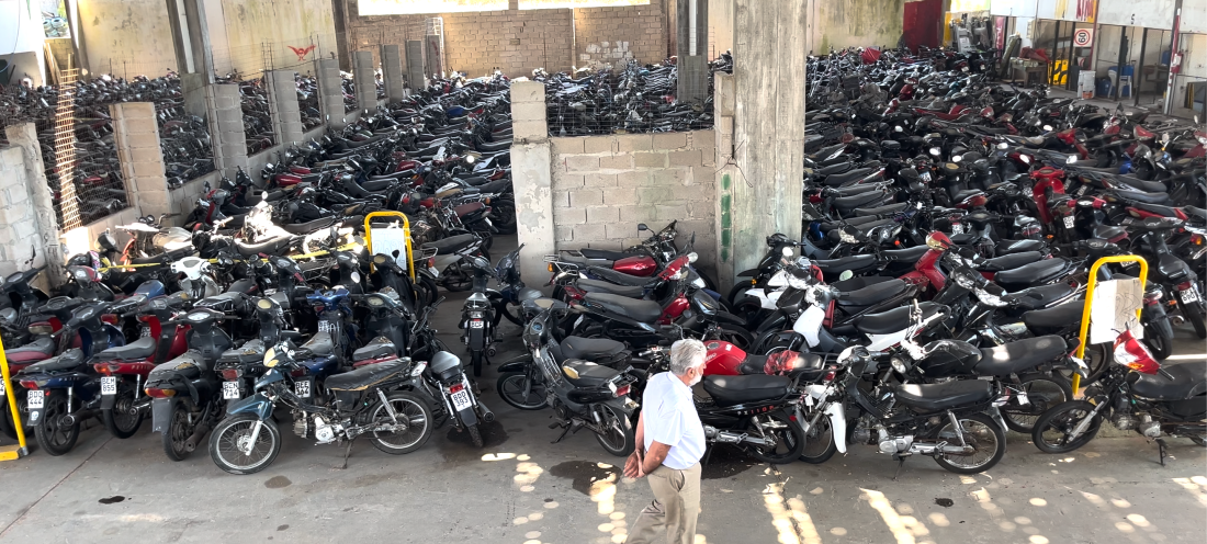 VIDEO: así es el lugar donde hay miles de motos y autos incautados en Maldonado