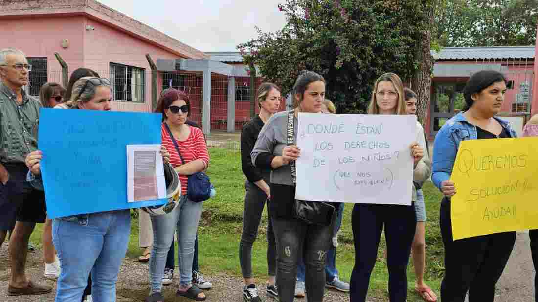 Vecinos de Pueblo Gerona reclaman personal para la escuela y advierten que niños son atacados por perros