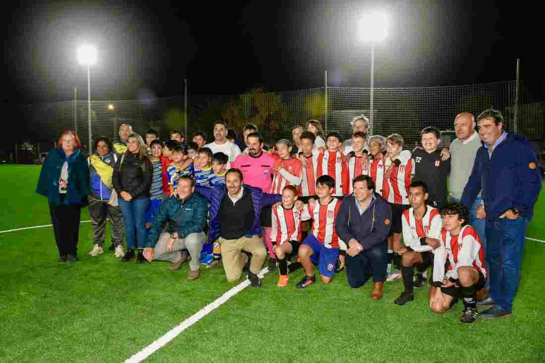 El primer club del interior, Atlético Fernandino, inauguró hoy su nueva cancha de césped sintético en el barrio La Sonrisa
