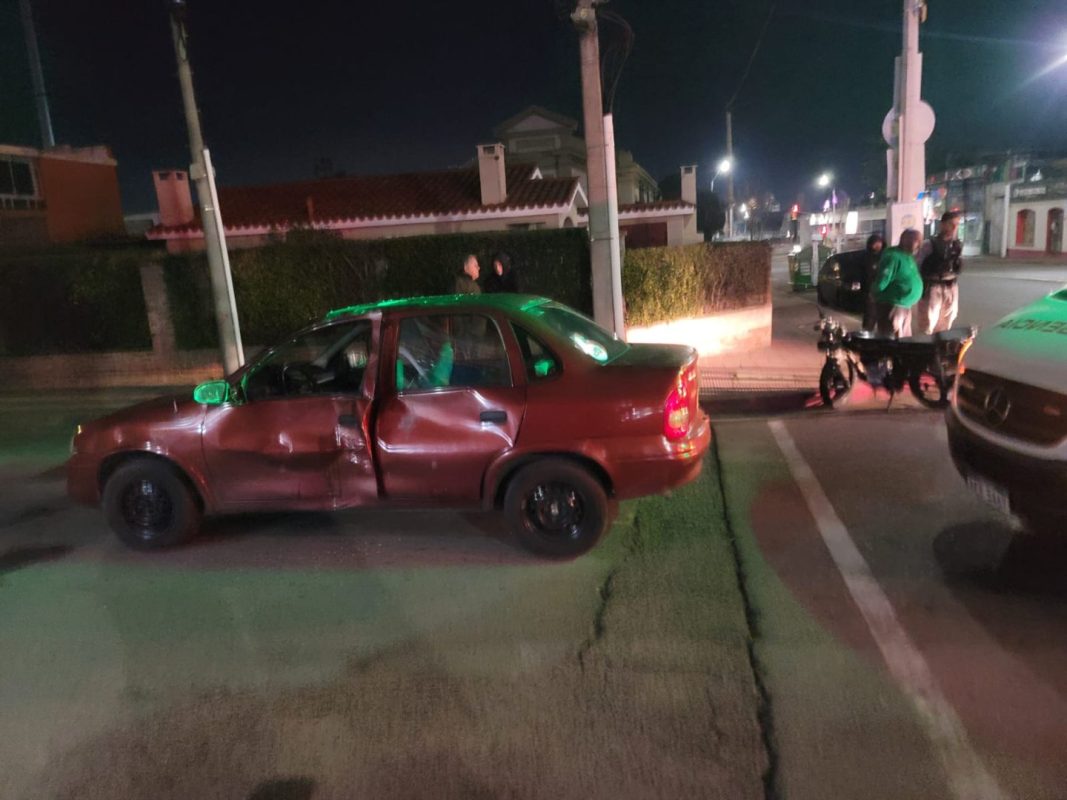 Una mujer quedó atrapada en un auto después de sufrir un accidente en Maldonado