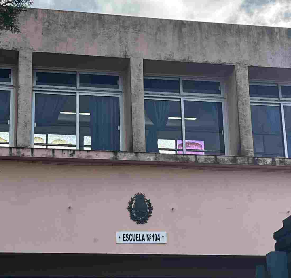Robaron y vandalizaron la Escuela 104