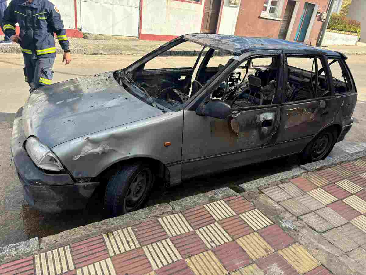 Un auto fue consumido por las llamas en San Carlos