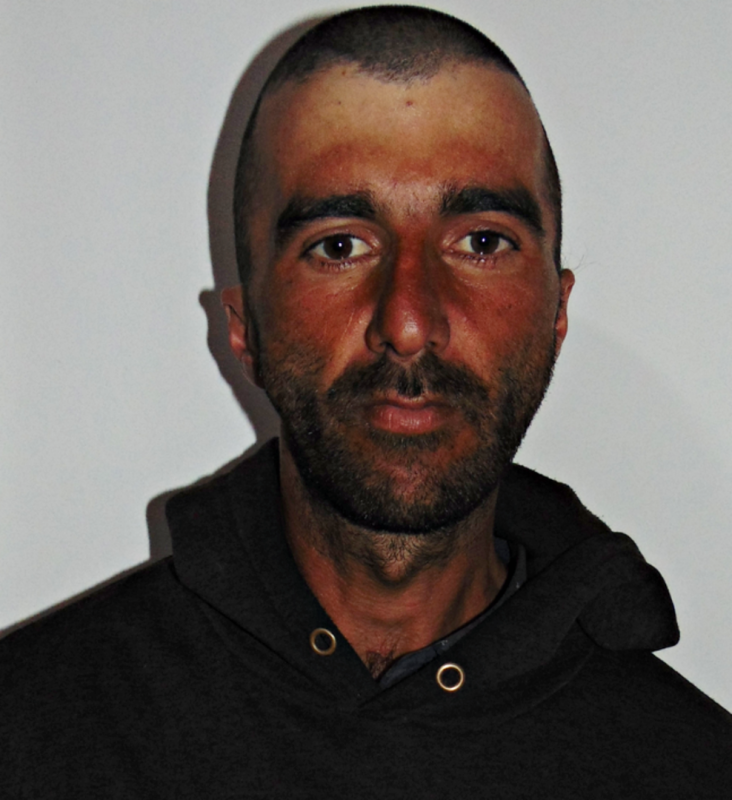 Un hombre se cruzó en la calle con un delincuente que andaba con la mochila que le habían robado