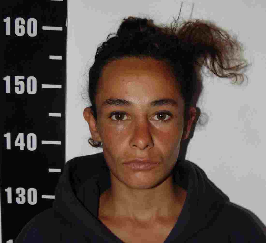 La detuvieron en medio de un altercado y terminó condenada por escupir a un policía