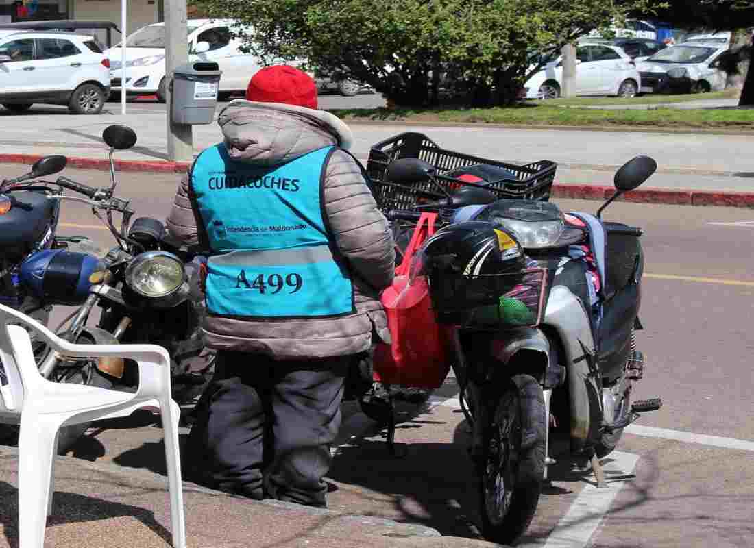 VIDEO: cuidacoches de Maldonado comienzan a cobrar propinas con códigos QR de tarjetas de crédito
