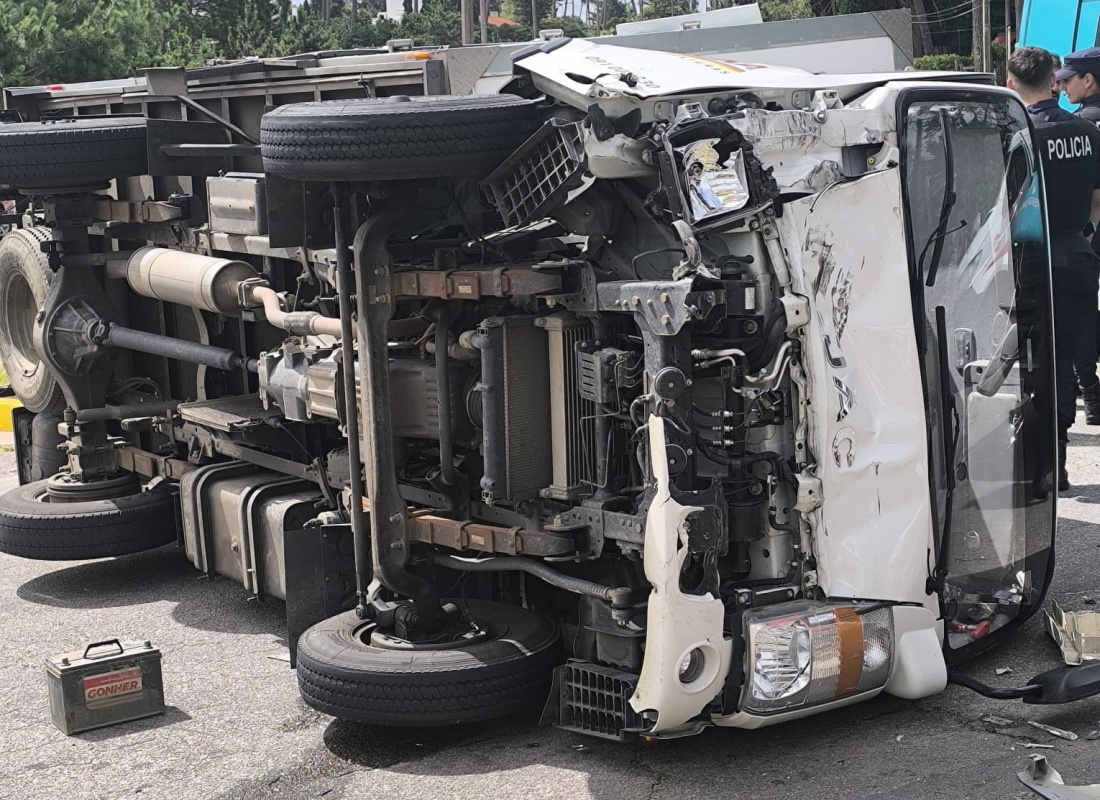 Un camión volcó después de un accidente con un auto conducido por un menor