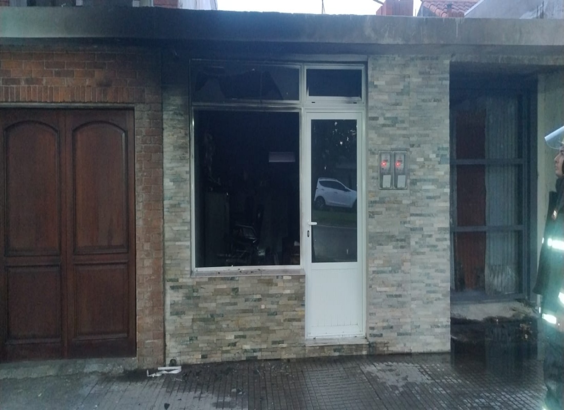Sería intencional el incendio que consumió una peluquería en San Carlos