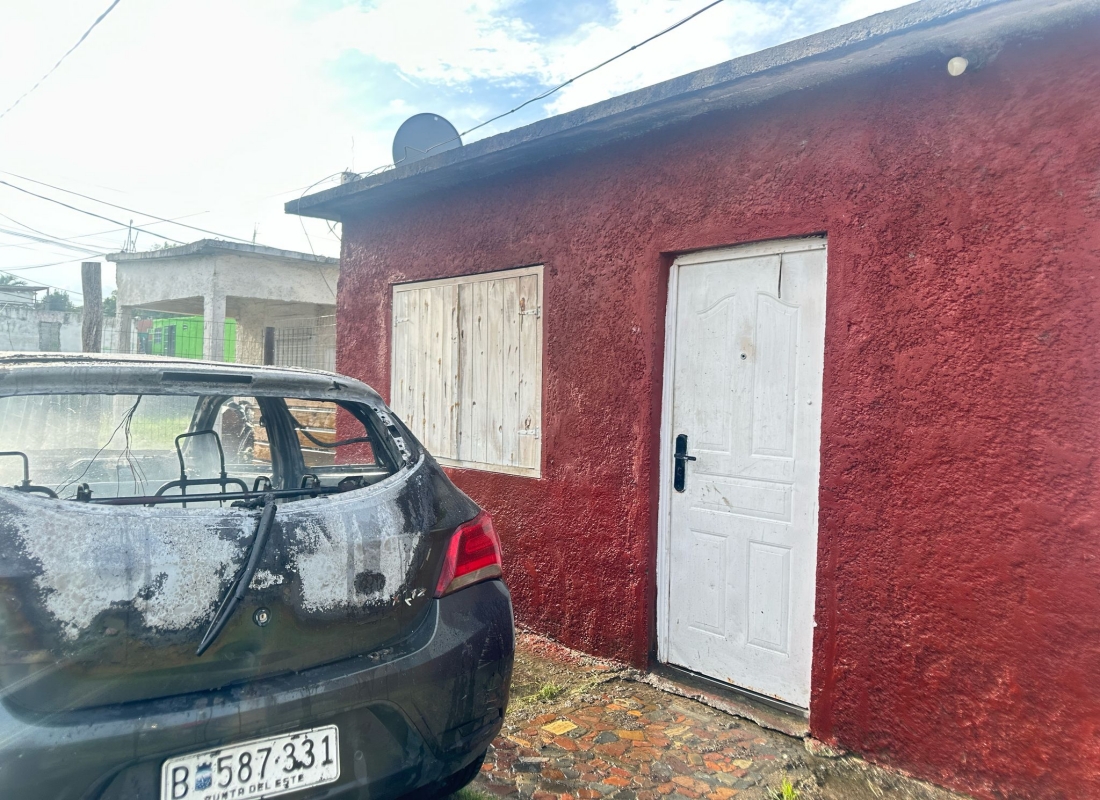 Incendiaron un auto y balearon una casa en San Carlos