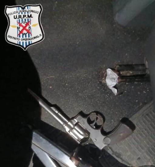 Cuatro detenidos en Maldonado tras hallazgo de revólver cargado en un vehículo