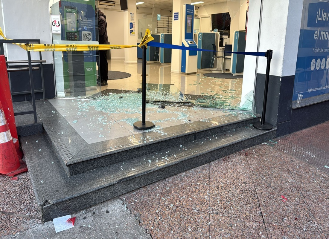 Violento choque entre motos dejó cuatro heridos y daños en un comercio del centro de Maldonado