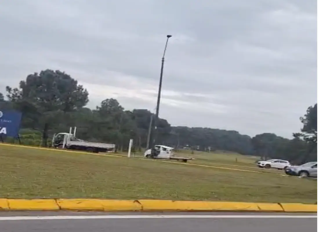 Conductor resultó con politraumatismos leves tras vuelco en la rotonda del Club del Lago