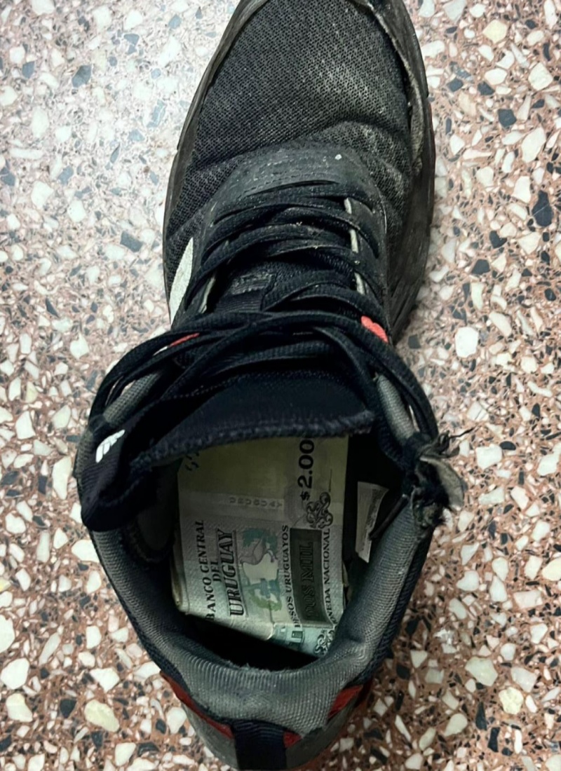 Simuló ser víctima de rapiña y escondió el dinero en su calzado