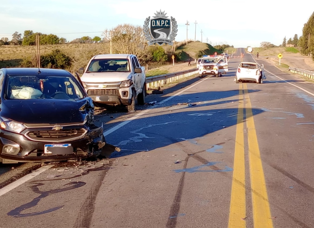 Choque múltiple en ruta 1 deja dos mujeres heridas en Colonia
