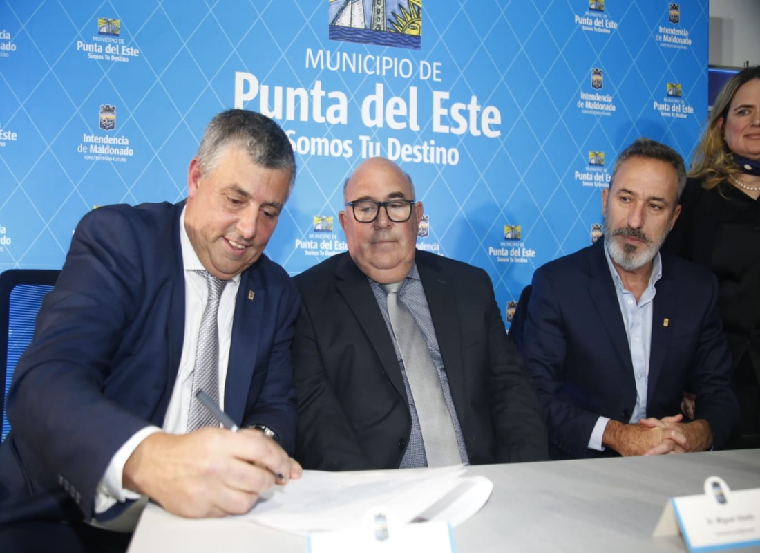 Emocionado Caballal asumió por segunda vez consecutiva como Alcalde de Punta del Este y dijo que “el mejor discurso es una buena obra”