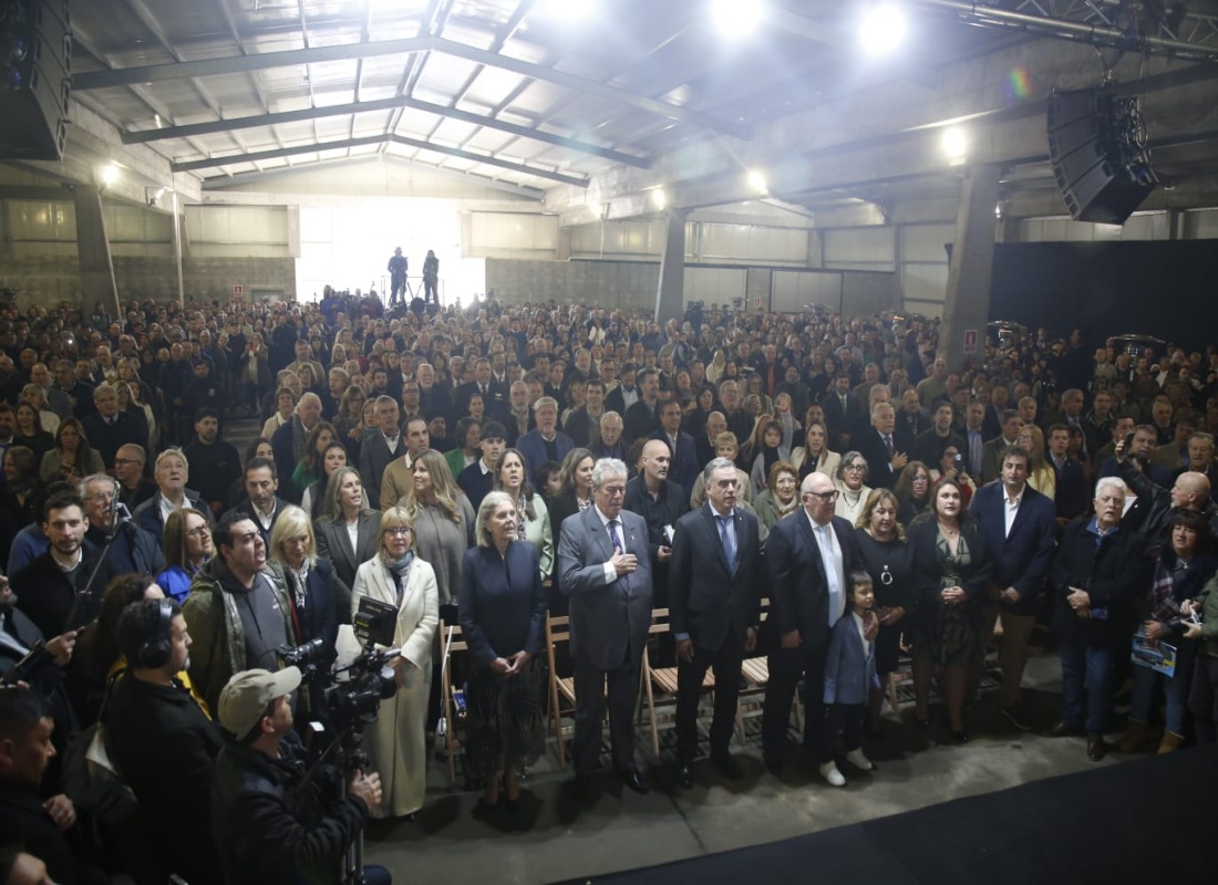 Asumió Abella y dijo que “comienza un nuevo período de gobierno con humildad, respeto, diálogo tolerancia y mucho compromiso social”